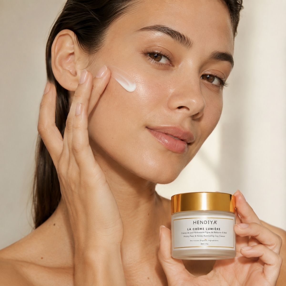 Application de La Crème Lumière sur le visage, crème de jour hydratante Hendiya