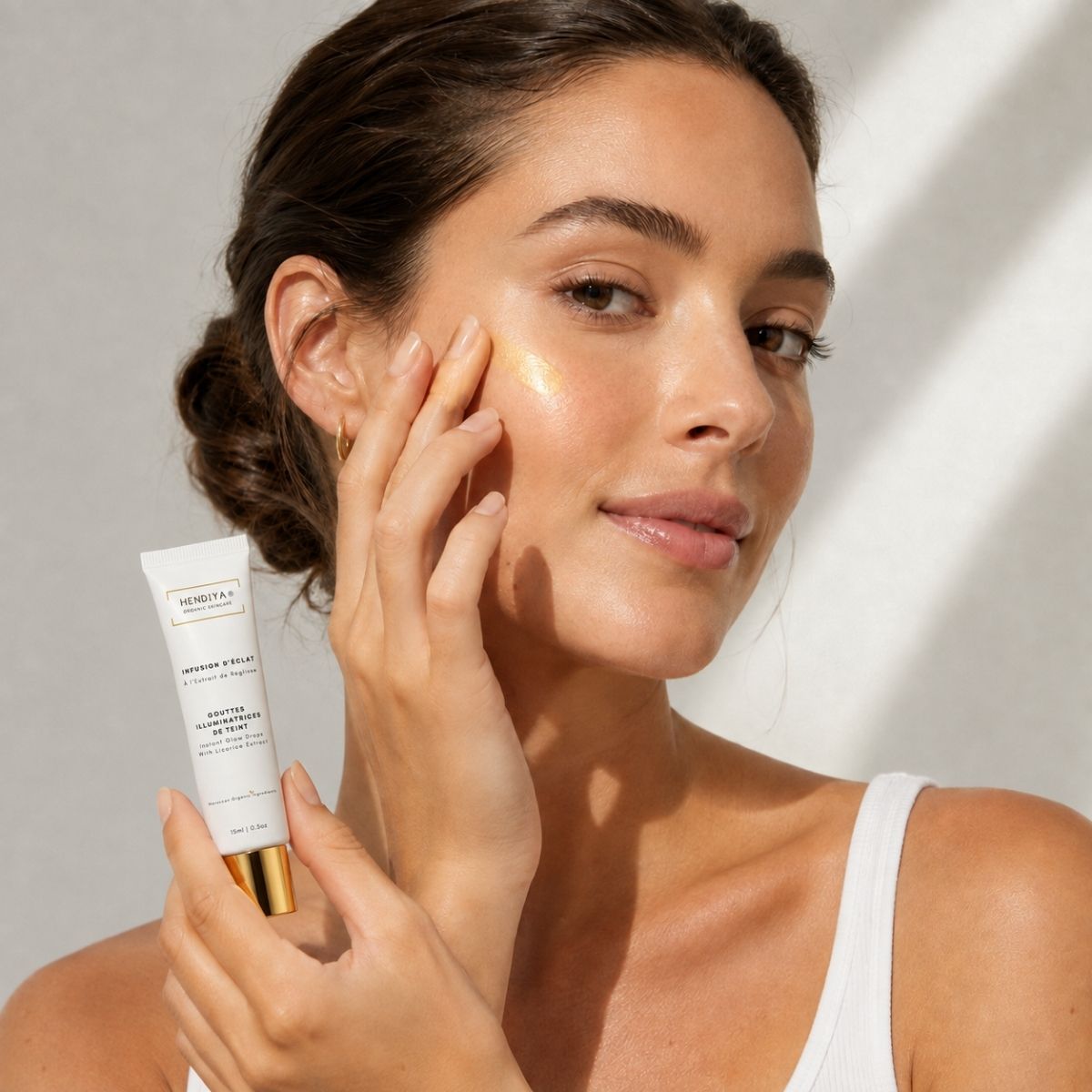 Application d'Infusion d'Éclat sur le visage, highlighter naturel bio Hendiya®