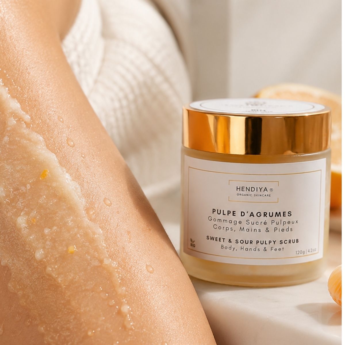 Application du Gommage Pulpe d'Agrumes Hendiya® sur la peau, gommage corps aux agrumes